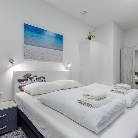 Apartments Black & White, Cherry & Blue Rijeka Luaran gambar
