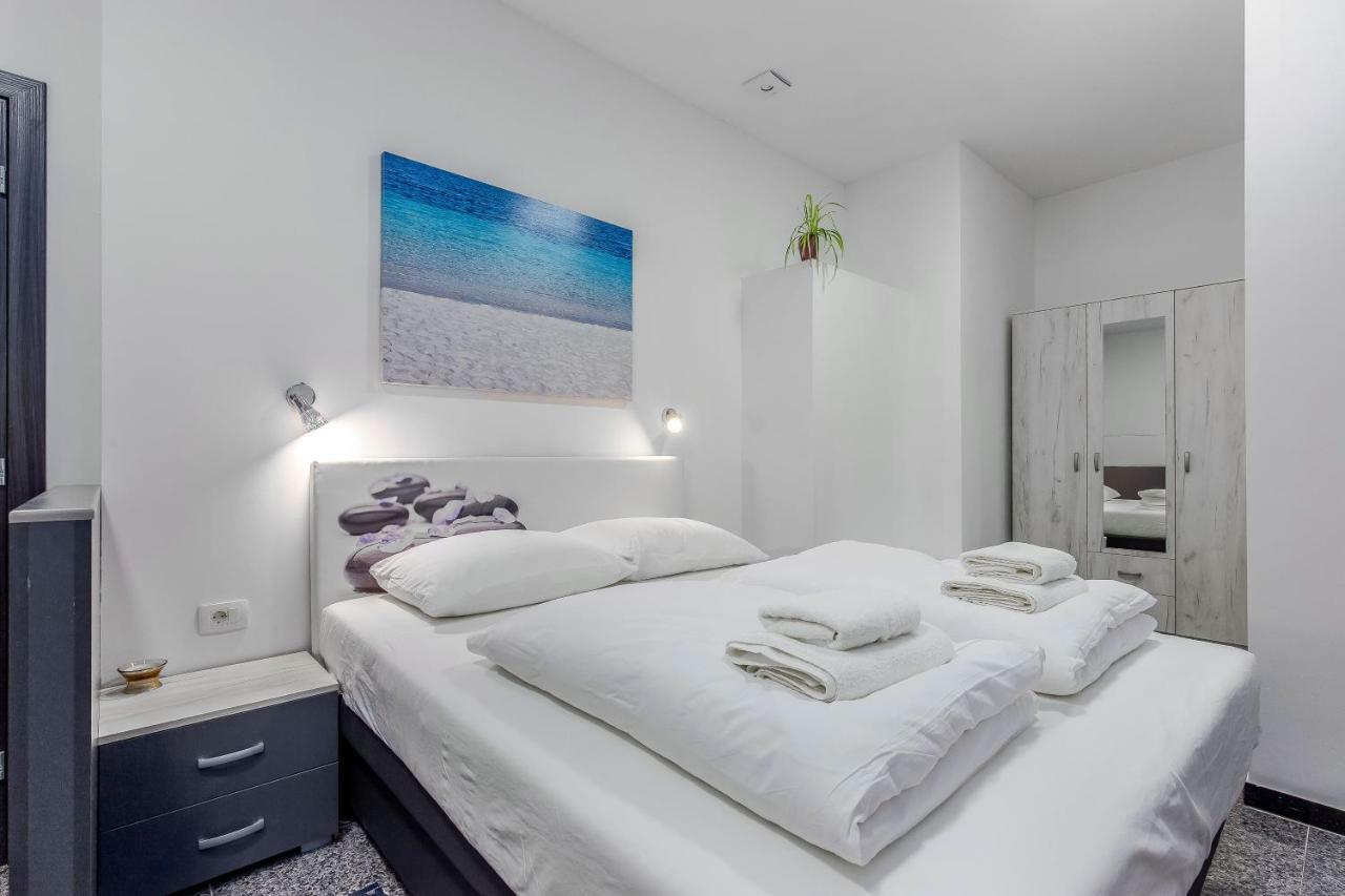 Apartments Black & White, Cherry & Blue Rijeka Luaran gambar
