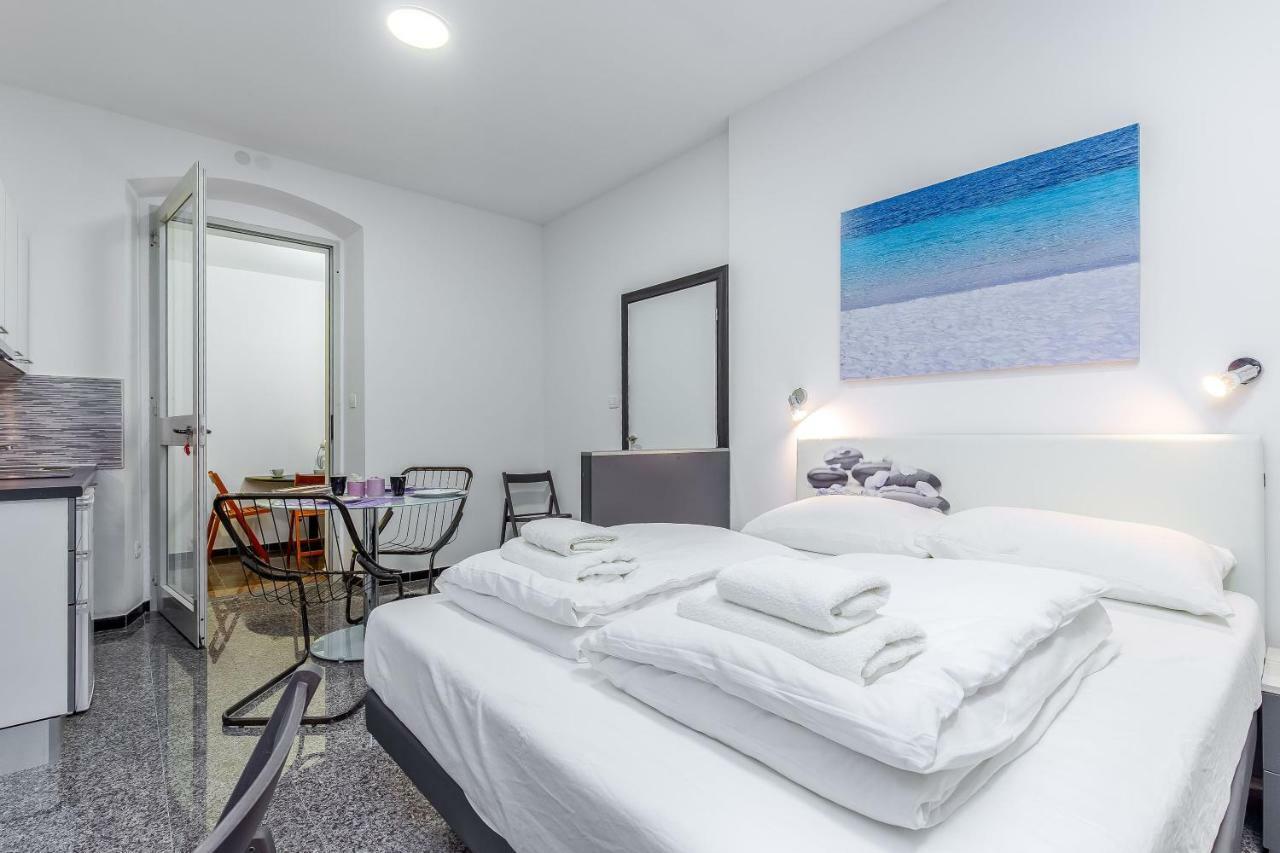 Apartments Black & White, Cherry & Blue Rijeka Luaran gambar