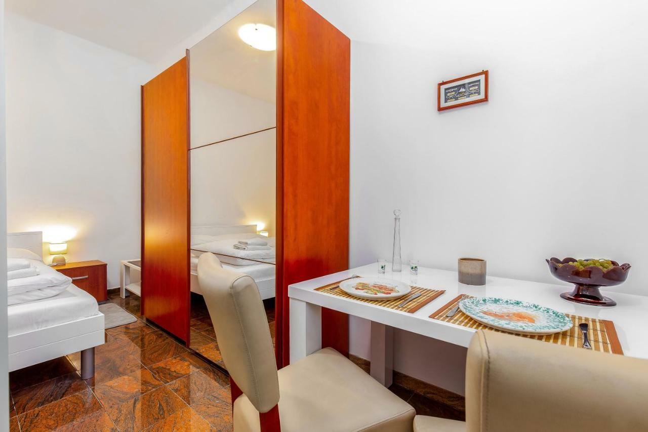 Apartments Black & White, Cherry & Blue Rijeka Luaran gambar
