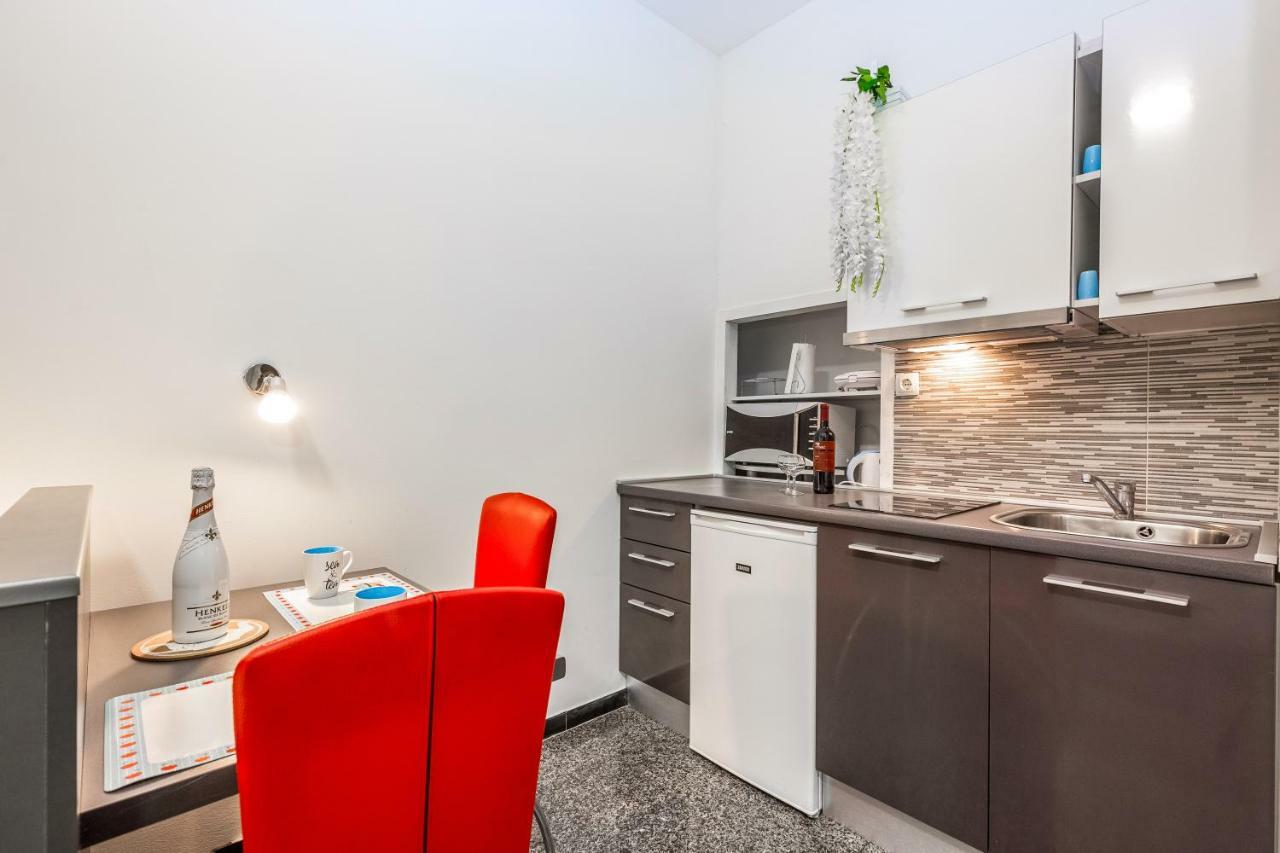 Apartments Black & White, Cherry & Blue Rijeka Luaran gambar