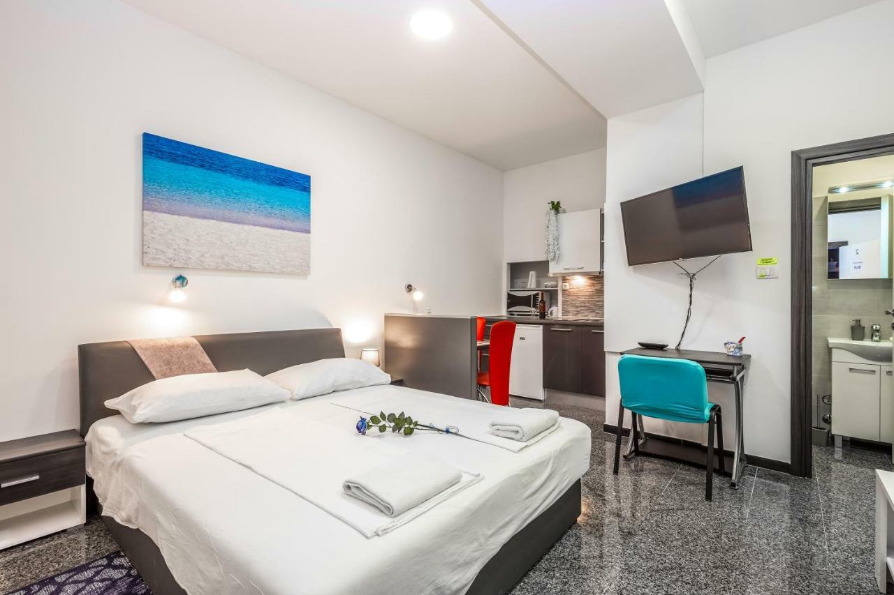 Apartments Black & White, Cherry & Blue Rijeka Luaran gambar