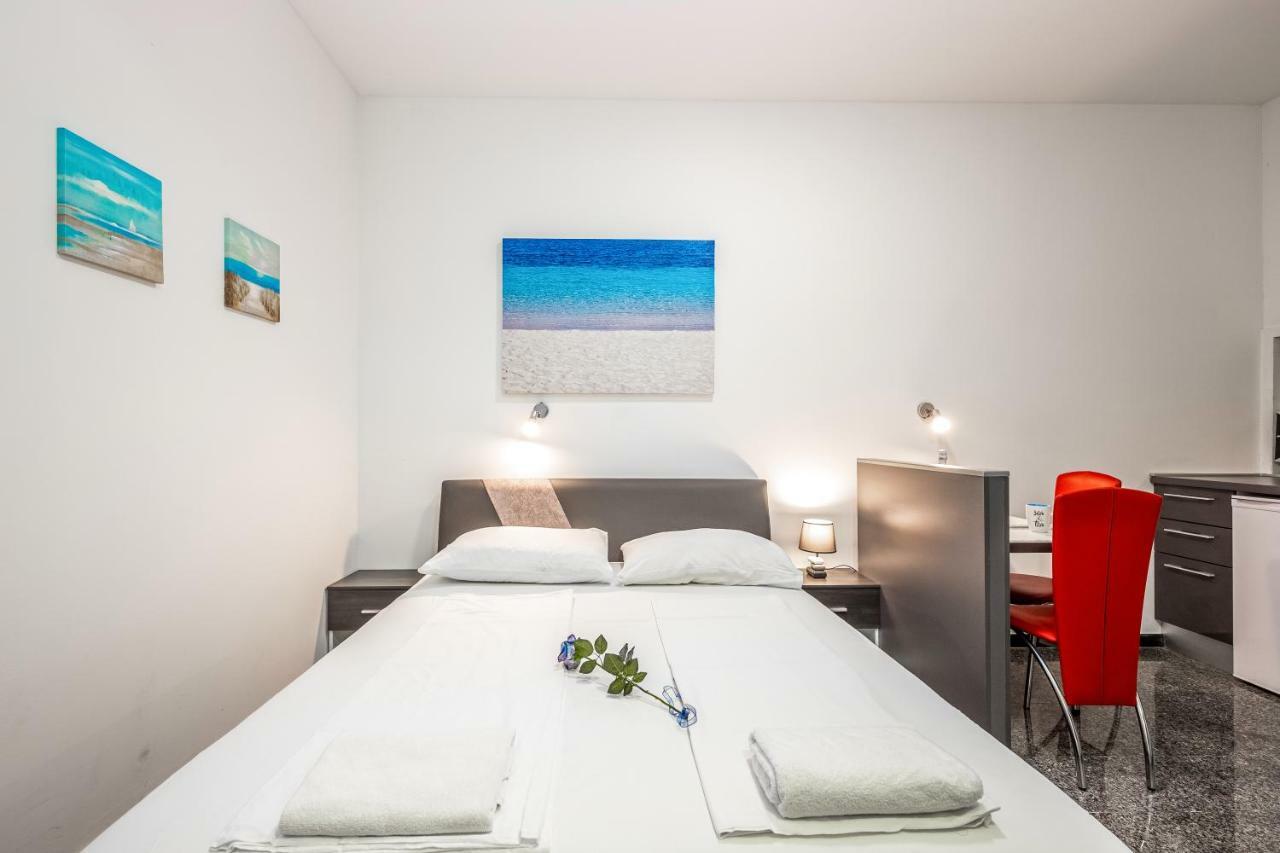 Apartments Black & White, Cherry & Blue Rijeka Luaran gambar